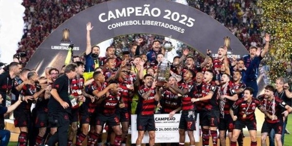 老将主帅齐封神！弗拉门戈解放者杯夺冠，创造三大足坛史诗级纪录