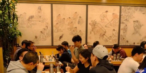 队记谈杨瀚森吃夜宵：科比赛后也和队友外出吃饭