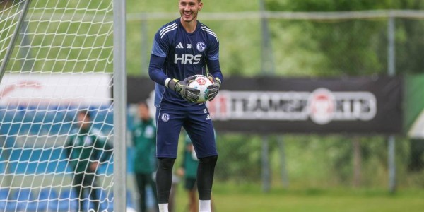 德甲球队沙尔克04备战新赛季
        
    德甲球队沙尔克04备战新赛季